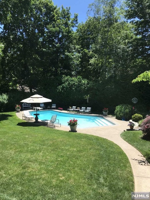 71 W Maple Ave, Allendale, NJ 07401