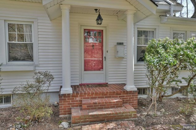 102 E Crescent Ave, Allendale, NJ 07401