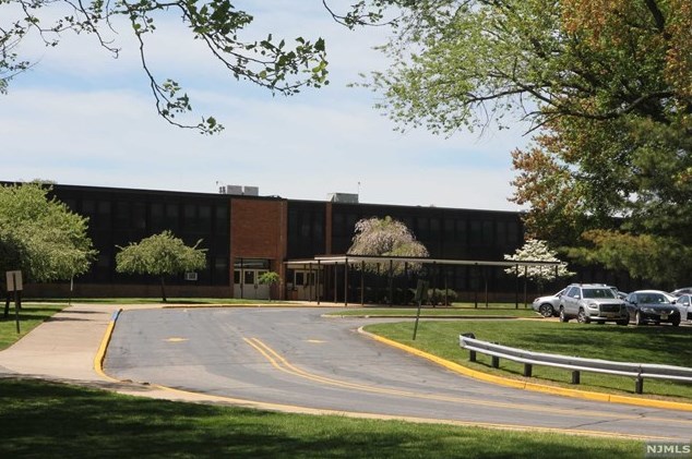 41 Foxwood Sq, Westwood NJ  07675-7359 exterior