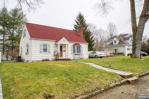 8 Lois Ave, Demarest, NJ 07627
