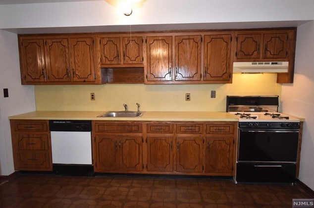 183 Molnar Dr, Elmwood Park, NJ 07407
