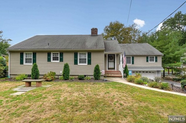35 Lake Dr, Wayne, NJ 07470-4323