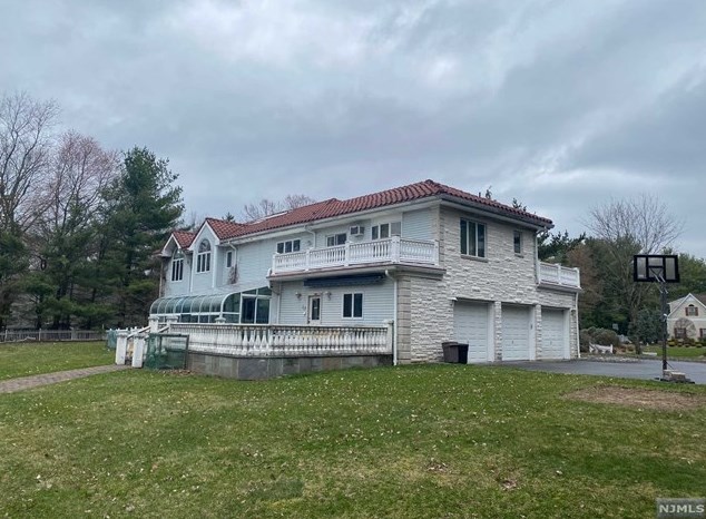 360 Scholar Ct, Franklin Lakes, NJ 07417