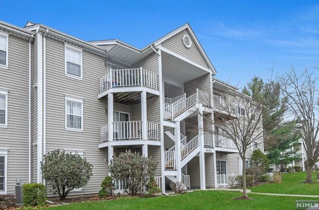 899 Tuliptree Ct, Mahwah, NJ 07430