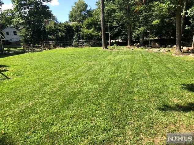 81 Frost Ct, Wyckoff, NJ 07481-3402