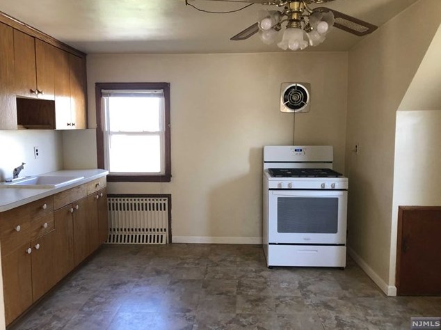 351 Capitol St, Saddle Brook, NJ 07663