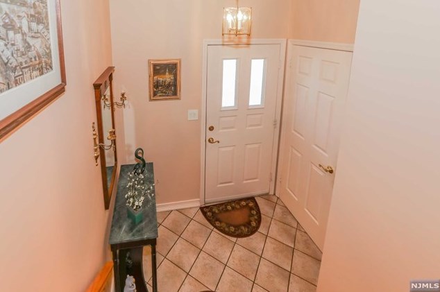 27 Canterbury Ln, N Milford, NJ 07646