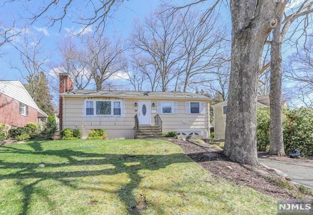 14 Sioux Ave, Oakland, NJ 07436