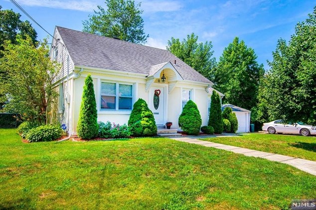 55 Sherwood Rd, Dumont, NJ 07628
