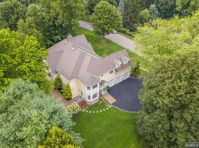 375 Van Beekum Pl, Wyckoff, NJ 07481-1054