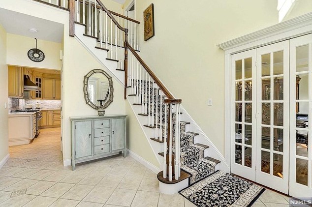 711 Anntaramiss Ln, Franklin Lakes, NJ 07417