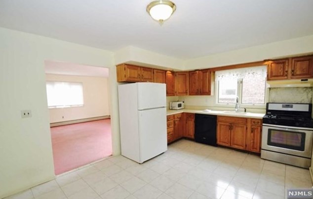 219 E Harriet Ave #b, Palisades Park, NJ 07650
