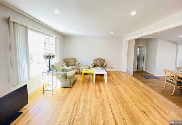 360 Valley Rd, River Edge, NJ 07661