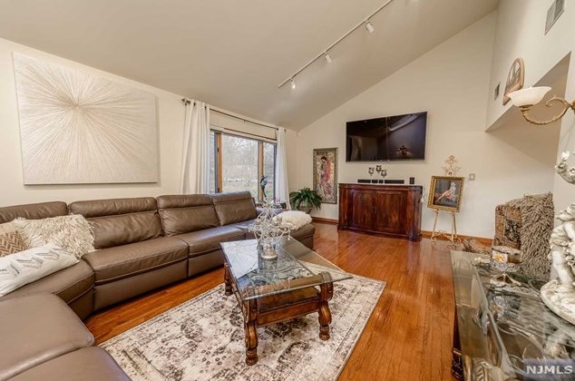 5 Yale Pl, Westwood, NJ 07675-1551