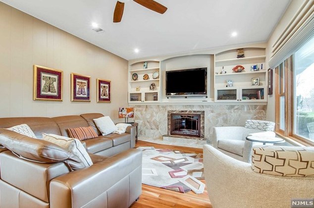 14 Commanche Trl, Oakland, NJ 07436-3808