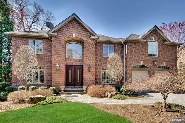 38 Laurence Ct, Closter, NJ 07624