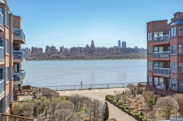 301 Nelson Ct, Edgewater, NJ 07020