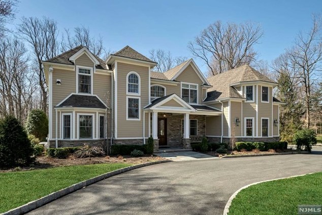 36 Pinehill Dr, Upper Saddle River, NJ 07458