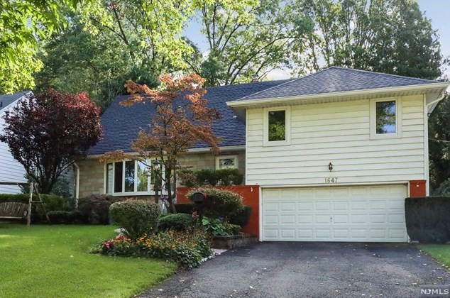 1647 Buckingham Rd, Teaneck, NJ 07666