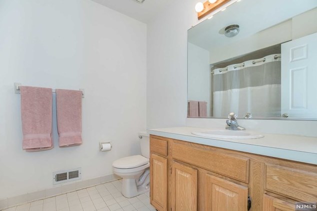 26 Beacon Hl, Pompton Falls NJ  07442-1350 exterior