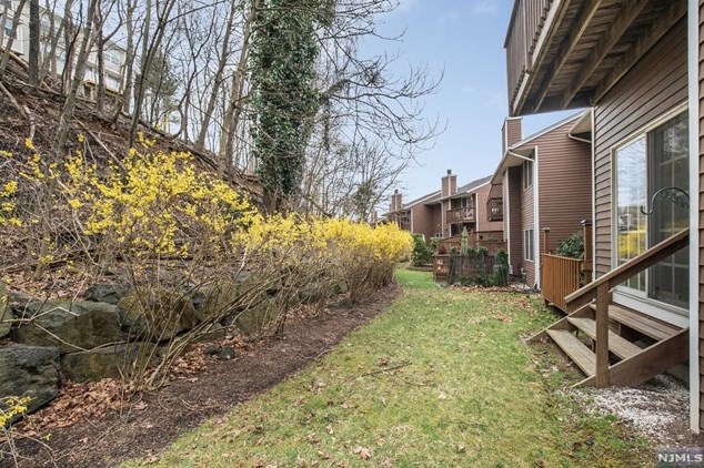 26 Beacon Hl, Pompton Falls NJ  07442-1350 exterior