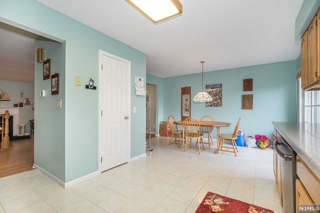 26 Beacon Hl, Pompton Falls NJ  07442-1350 exterior