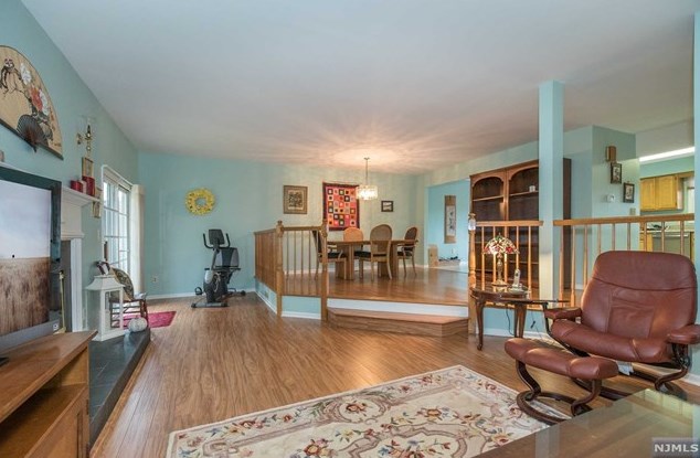 26 Beacon Hl, Pompton Falls NJ  07442-1350 exterior