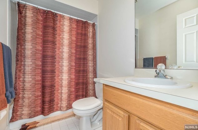 26 Beacon Hl, Pompton Falls NJ  07442-1350 exterior