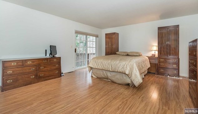 26 Beacon Hl, Pompton Falls NJ  07442-1350 exterior