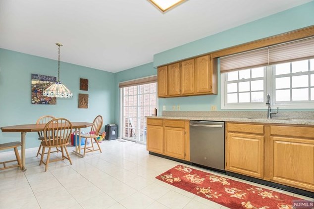 26 Beacon Hl, Pompton Falls NJ  07442-1350 exterior