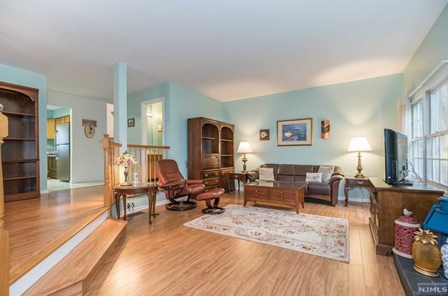 26 Beacon Hl, Pompton Falls NJ  07442-1350 exterior