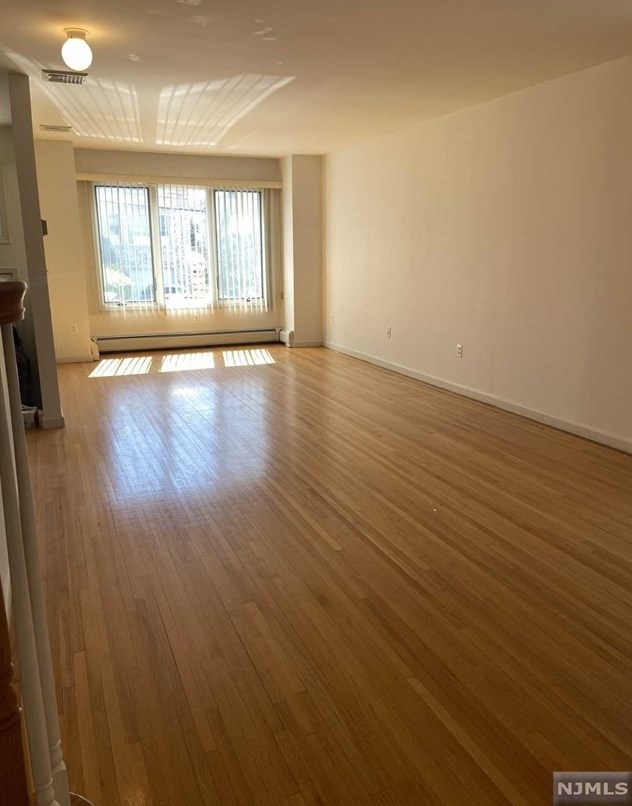 2441 Hammett Ave, West Fort Lee NJ  07024-3935 exterior