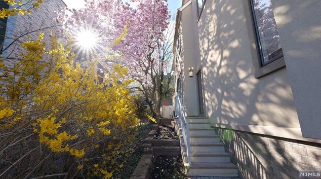1280 River Rd, Edgewater, NJ 07020