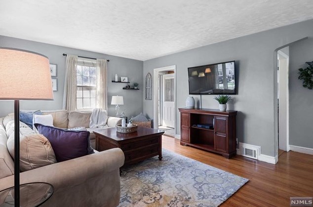 91 Waldwick Ave, Waldwick, NJ 07463-2223