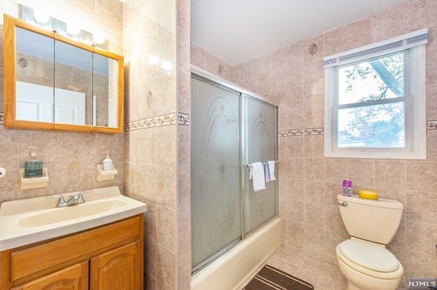 16 Morse Ave, Rutherford NJ  07070-1229 exterior