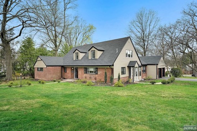 661 Sunderland Rd, Teaneck, NJ 07666