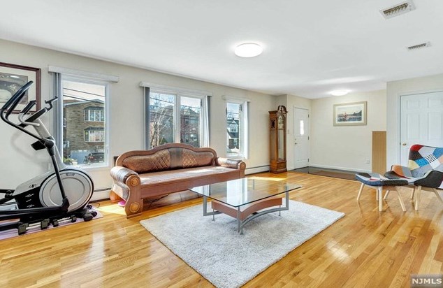 695 Hamilton Ave, Ridgefield, NJ 07657