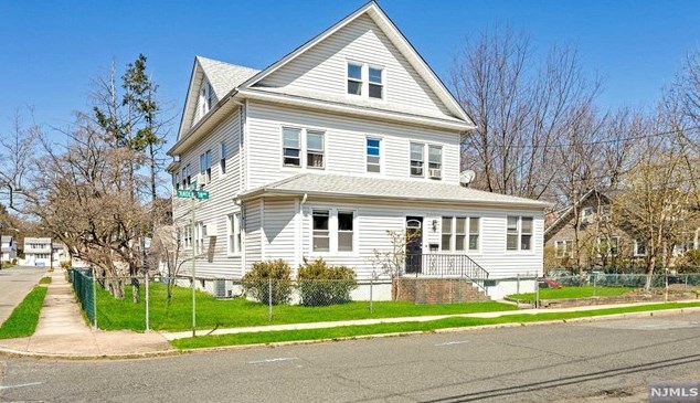 75 Anderson Ave, Bergenfield, NJ 07621-2725