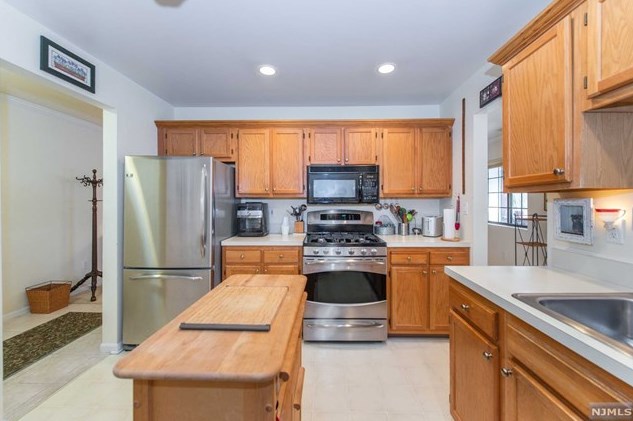 2716 Hemingway Ln, Mahwah, NJ 07430