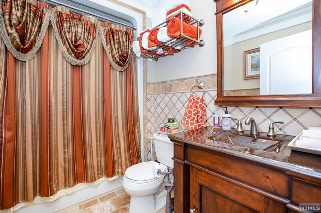 108 Whitney Ave, Pompton Lakes NJ  07442-1920 exterior