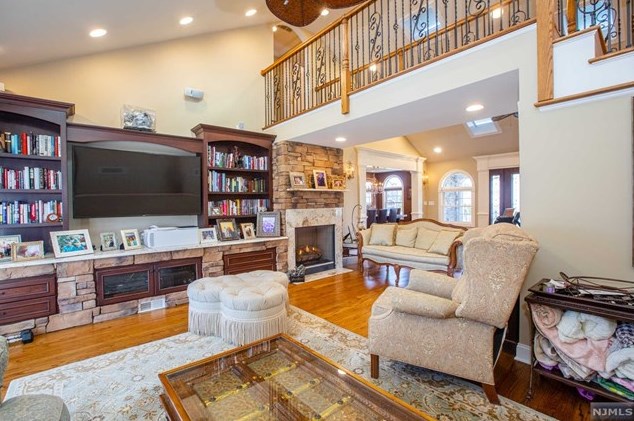 108 Whitney Ave, Pompton Lakes NJ  07442-1920 exterior