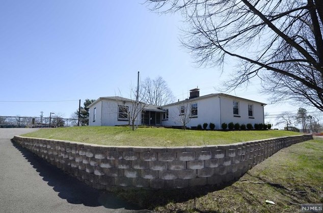 121 E Ridgewood Ave, Paramus, NJ 07652