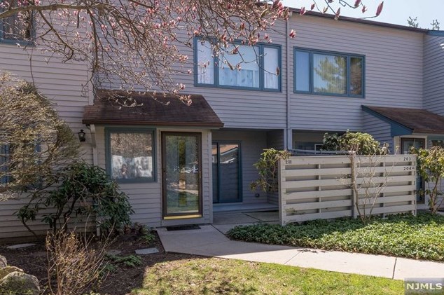 201 Wind Hollow Ct, Mahwah, NJ 07430