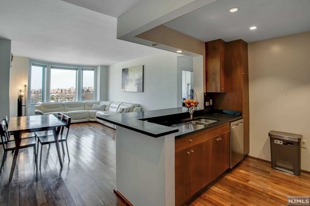 3210 City Pl #3210, Edgewater, NJ 07020