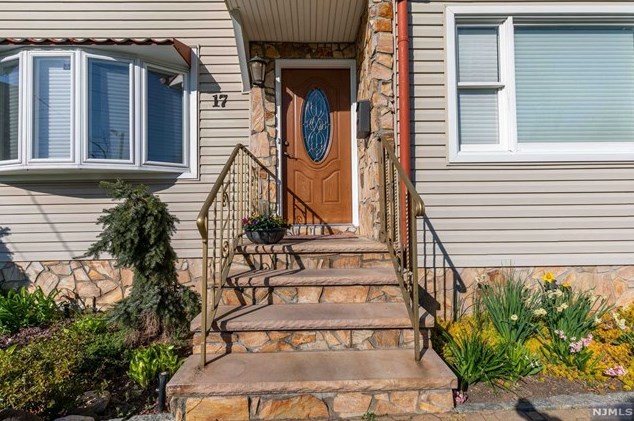 17 Kipp Ave, Lodi, NJ 07644-2914