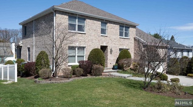 18 Viola Ter, Westwood, NJ 07676-4754