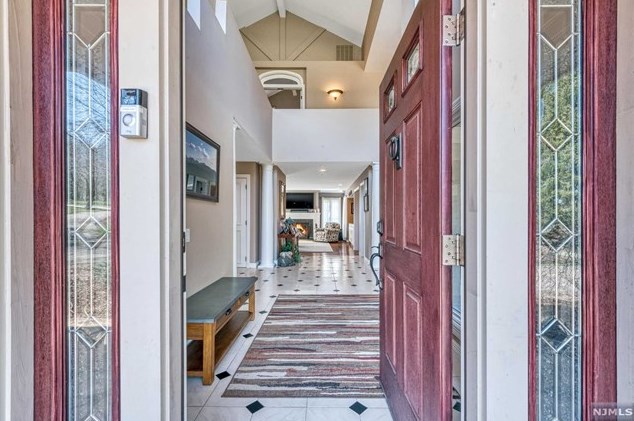 66 Georgian Ct, Mahwah, NJ 07430