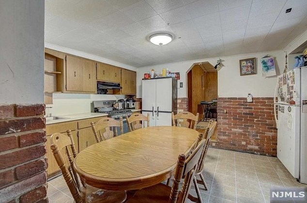 30 Nichols St, Newark, NJ 07105-1610