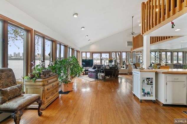 7 Washington Ln, Edgewater, NJ 07020