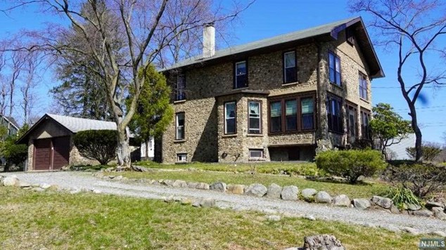 113 Lawn St, Park Ridge, NJ 07656-1151